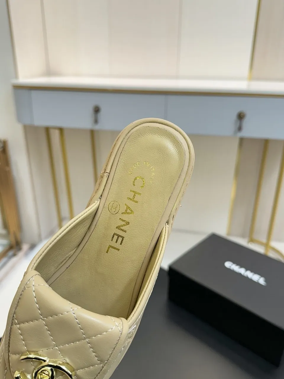 👟👟Ex-factory price 560👟👟 🔥🔥🔥Xiaoxiang official website synchronizes the high version of CHANEL 2025 Chanel top buckle exposed heel shoes, a must-have hot style for early spring, the goddess series, with the elegant and ladylike temperament of the fragrance family, super durable, irresistible, and exciting... ▪️The upper is imported sheepskin ▪️Inside imported sheep lining (same as the original) ▪️Original model opening, genuine leather outsole🇮🇹 ▪️Standard code 35- 41 42 Customized, non-returnable